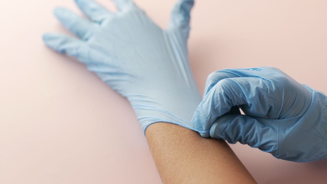  વજાઈનલ ઈન્ફેક્શનનું મુખ્ય કારણ હોર્મોનલ ફેરફારો છે. નબળી રોગપ્રતિકારક શક્તિ, ડાયાબિટીસ, એન્ટિબાયોટિક્સનો ઉપયોગ અને હોર્મોનલ ફેરફારો પણ શિયાળામાં ઈન્ફેકનશનું જોખમ વધારે છે, તેથી તમારે તેનાથી દૂર રહેવું જોઈએ.  