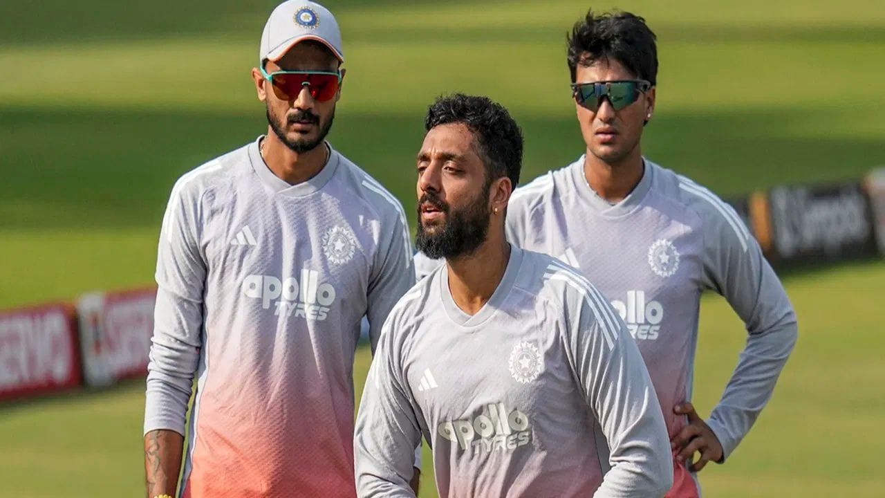 વરુણ ચક્રવર્તીએ દક્ષિણ આફ્રિકા સામેની ત્રણેય મેચમાં શાનદાર પ્રદર્શન કર્યું છે. તેણે છ વિકેટ લીધી છે. તેણે કટક, ન્યુ ચંદીગઢ અને ધર્મશાલામાં બે-બે વિકેટ લીધી છે. તેનો ઇકોનોમી રેટ પણ પ્રતિ ઓવર માત્ર 5.3 રન છે.