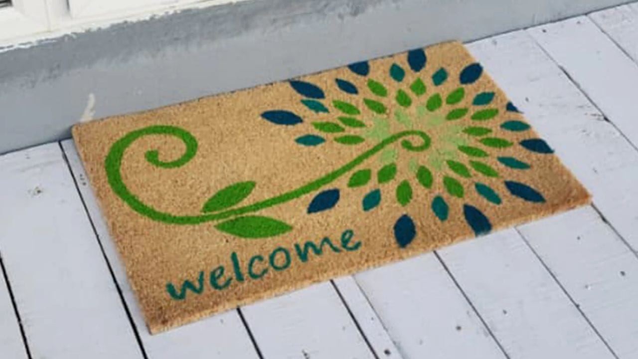 ભૂરા, લીલા, વાદળી અથવા પીળા રંગનો લંબચોરસ ડોરમેટ બિછાવવો શુભ માનવામાં આવે છે.