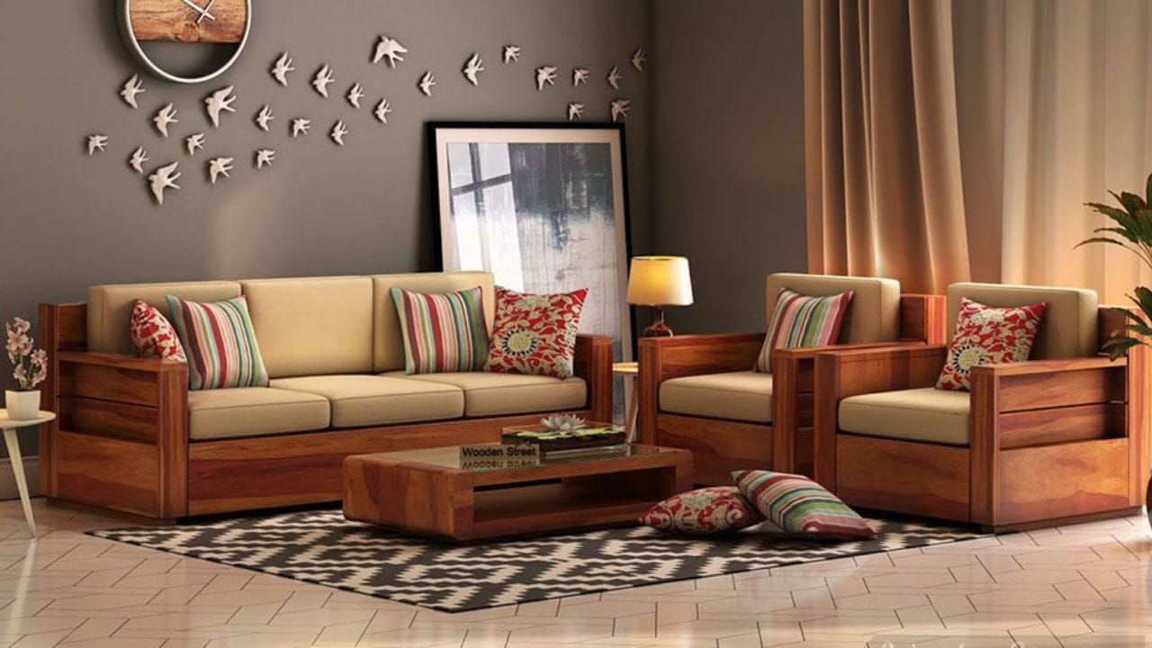 ડ્રોઇંગ રૂમ: ડ્રોઇંગ રૂમ ઘરના વાતાવરણ અને સંબંધો સાથે સંબંધિત છે. આ જગ્યાને સંતુલિત રાખવાથી તણાવ અને ઉદાસી ઓછી થાય છે. આ વિસ્તારને હંમેશા સારી રીતે પ્રકાશિત રાખો. હળવી સુગંધનો ઉપયોગ કરો. આ વિસ્તારમાં ફૂલો અથવા ફૂલોના ચિત્રો મૂકવાથી સકારાત્મકતા વધે છે. ડ્રોઇંગ રૂમમાં જૂતા કે ચંપલ ન રાખો. સવાર અને સાંજના સમયે અંધારું ન રાખો.
