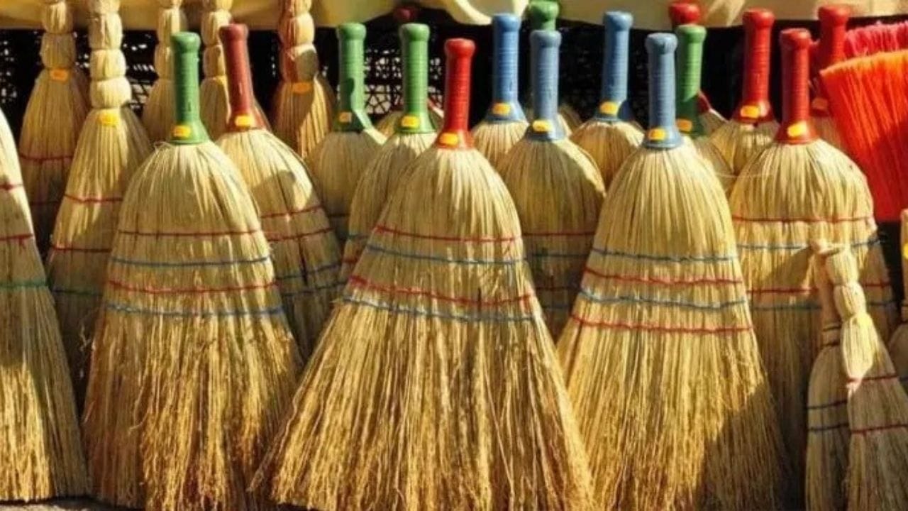 તે જ રીતે વાસ્તુ અનુસાર સાંજ બાદ ઘરમાં ઝાડુ મારવું પણ અશુભ ગણાય છે. માન્યતા મુજબ ઝાડુ મારવાથી ઘરની સકારાત્મક ઊર્જા અને સુખ-સમૃદ્ધિ નષ્ટ થાય છે, જેના કારણે ધનક્ષતિ થવાની શક્યતા વધે છે.