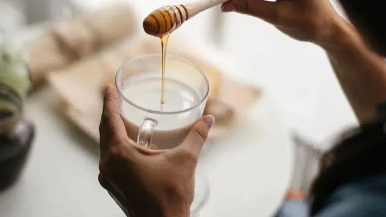 દૂધ, દહીં, ખાંડ અને ચોખા ચંદ્ર અને તેની સકારાત્મક ઊર્જાથી સંકળાયેલી વસ્તુઓ ગણાય છે. કહેવાય છે કે સૂર્યાસ્ત બાદ આ વસ્તુઓનું દાન કે આપ લે કરવાથી નસીબ પર નકારાત્મક અસર પડે છે. તેથી રાત્રે આ વસ્તુઓ આપવાનું ટાળવાની સલાહ આપવામાં આવે છે.