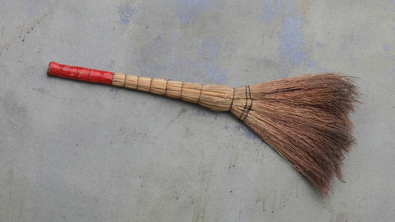 વાસ્તુ શાસ્ત્ર અનુસાર, સાવરણીને ખોટી જગ્યાએ રાખવી અથવા બેદરકારીપૂર્વક ઉપયોગ કરવાથી નકારાત્મક પરિણામો આવી શકે છે. ઘરની વચ્ચે અથવા દેખાય તેવી જગ્યાએ સાવરણી ઊંધી રાખવી શુભ માનવામાં આવતી નથી. એવું માનવામાં આવે છે કે આવી ભૂલોથી લક્ષ્મીના આશીર્વાદ ઘટે છે અને બિનજરૂરી ખર્ચ તેમજ નાણાકીય અસ્થિરતા ઊભી થઈ શકે છે.