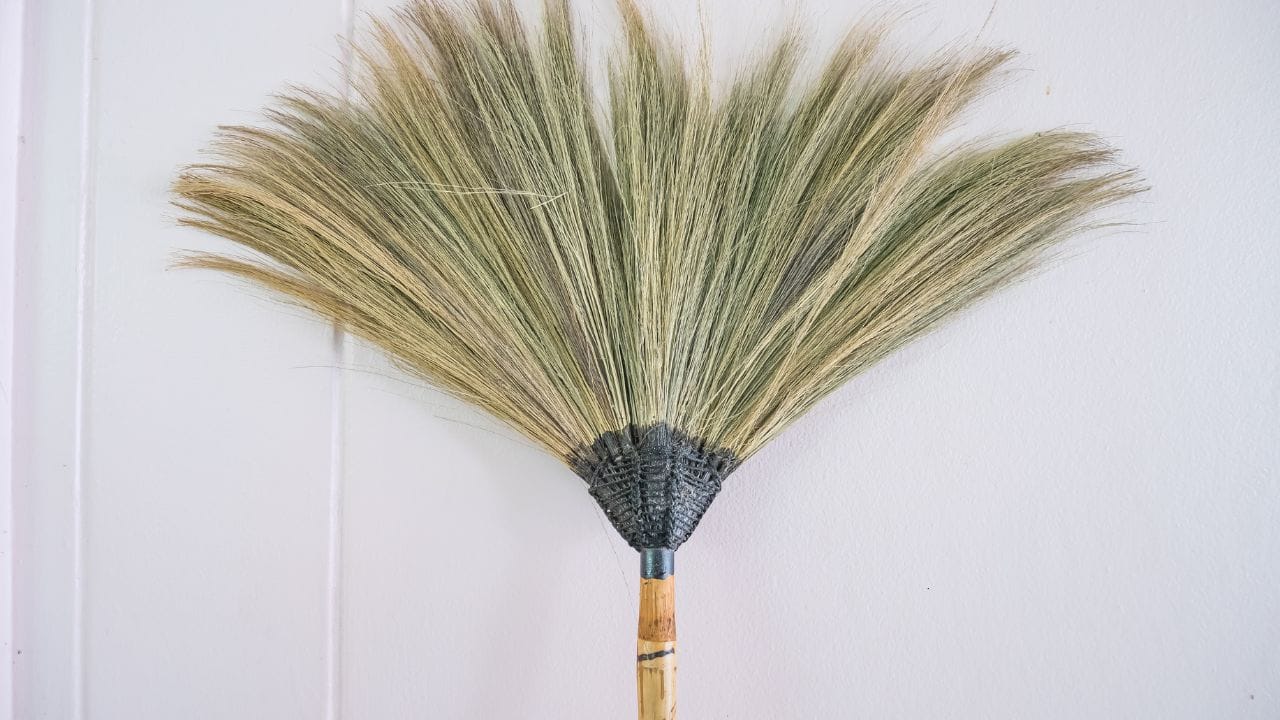 ઘરમાં સાવરણી રાખવાની દિશા પણ અત્યંત મહત્વપૂર્ણ છે. વાસ્તુ શાસ્ત્ર અનુસાર, સાવરણી દક્ષિણ, દક્ષિણ-પશ્ચિમ, પશ્ચિમ અથવા વાયવ્ય દિશામાં રાખવી યોગ્ય ગણાય છે. સાવરણી હંમેશા જમીન પર રાખવી જોઈએ, તેને ઊભી રાખવી અશુભ માનવામાં આવે છે. સાથે જ, સાવરણી એવી જગ્યાએ રાખવી જોઈએ જ્યાં તે સીધી નજરે ન પડે.