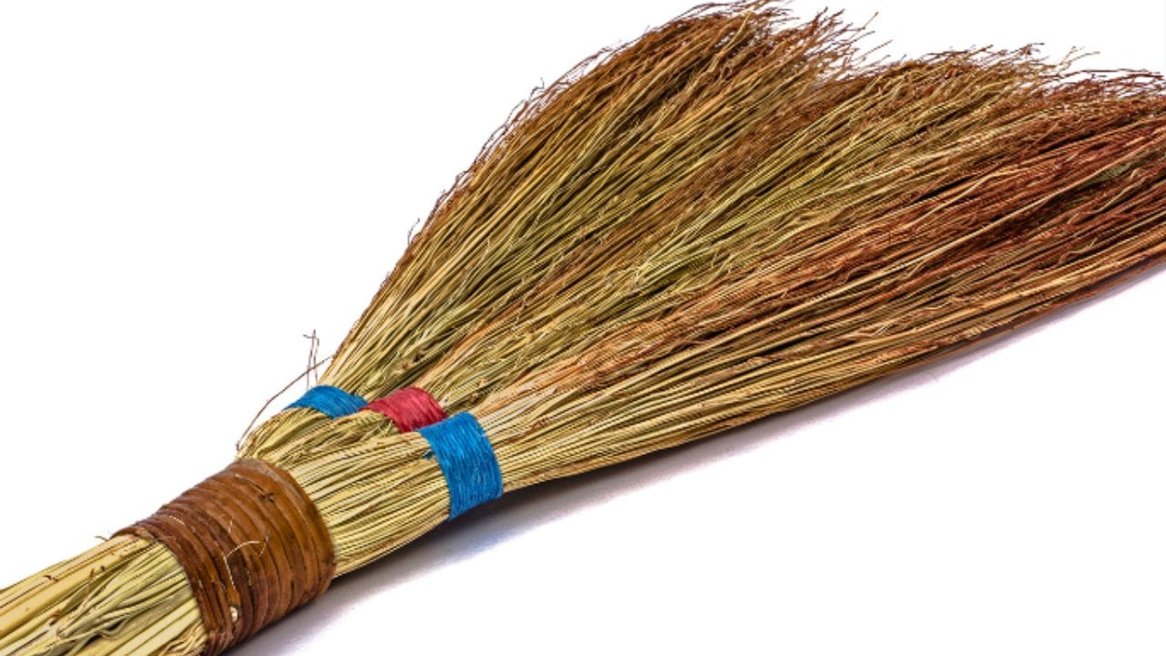 જો સાવરણી જૂની થઈ ગઈ હોય અથવા ખરાબ થવા લાગી હોય, તો તેનો ઉપયોગ તરત બંધ કરી દેવો જોઈએ અને તેને ઘરમાં રાખવી નહીં. માન્યતા મુજબ, સાવરણી ઘરની સકારાત્મક ઊર્જા સાથે જોડાયેલી હોય છે, તેથી તેની સ્થિતિ સારી હોવી જરૂરી છે.