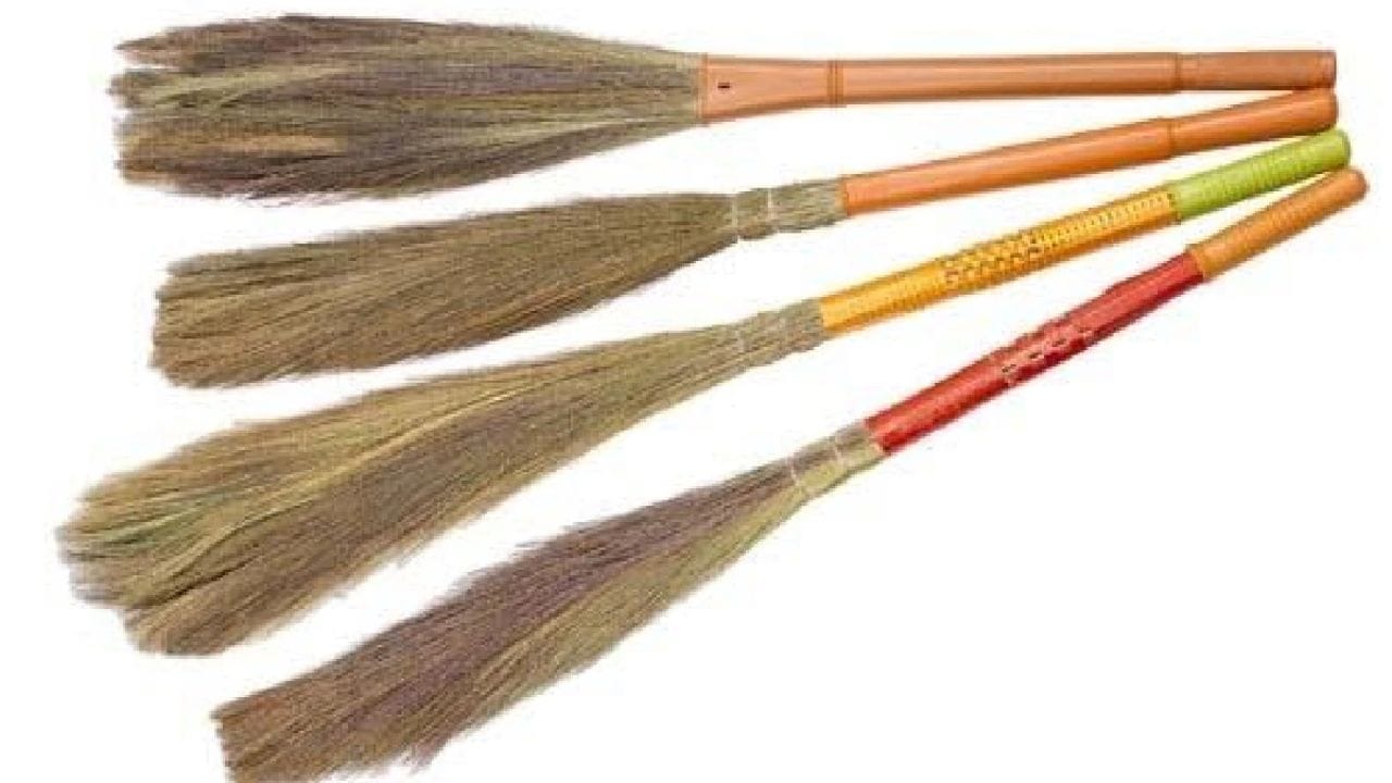 સાવરણી ખરીદતી વખતે તેની ગુણવત્તા પર પણ ધ્યાન આપવું જોઈએ. ઘરની અંદરની સફાઈ માટે નરમ ફૂલોની સાવરણી શ્રેષ્ઠ માનવામાં આવે છે, કારણ કે તે ધૂળને સારી રીતે ખેંચે છે. આંગણું અથવા ખડકાળ જમીન માટે નારિયેળના પાંદડા અથવા મજબૂત પ્લાસ્ટિકથી બનેલી સાવરણી ઉપયોગી રહે છે. સાવરણીનું હેન્ડલ મજબૂત, જાડું અને પકડી રાખવામાં આરામદાયક હોવું જોઈએ.