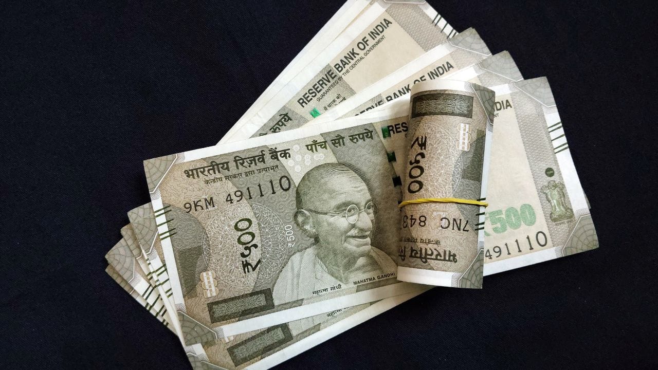 ઘરમાં સંપત્તિ વધારવા માટે એક સરળ અને અસરકારક ઉપાય એ છે કે ઘરની ઉત્તર દિશામાં કુબેર દેવની મૂર્તિ સ્થાપિત કરવી. કુબેરને ધનના દેવતા માનવામાં આવે છે અને ઉત્તર દિશા તેમની પ્રિય દિશા છે. તેથી ઉત્તર દિશામાં કુબેરની મૂર્તિ અથવા ચિત્ર રાખવાથી આર્થિક સ્થિતિમાં સુધારો જોવા મળે છે.