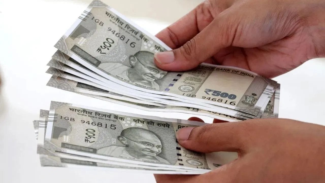 આ ઉપરાંત, ઘરમાં દેવી લક્ષ્મીની મૂર્તિ અથવા ચિત્ર રાખીને દરરોજ નિયમિત પૂજા કરવાથી ધનપ્રાપ્તિ થાય છે અને ઘરમાં ક્યારેય પૈસાની કમી રહેતી નથી. વાસ્તુ શાસ્ત્ર અનુસાર, આ ઉપાયો અપનાવવાથી નકારાત્મક ઊર્જા દૂર થાય છે અને ઘરમાં સુખ-સમૃદ્ધિ બની રહે છે. (નોંધ : અહીં આપવામાં આવેલી માહિતી ફક્ત આપની જાણકારી માટે છે.)