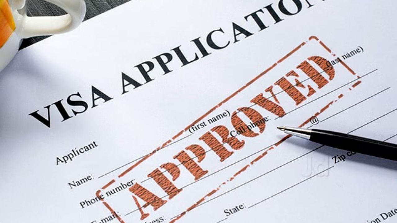 મોરિશસમાં રોકાણ પ્રોગ્રામના માધ્યમથી નિવાસ મેળવવાની તક છે. આ નિવાસ અધિકાર સમગ્ર પરિવાર (પતિ/પત્ની, માતા‑પિતા અને 24 વર્ષ સુધીના આશ્રિત બાળકો) પર લાગુ પડે છે. રોકાણ માટે અનેક વિકલ્પો ઉપલબ્ધ છે, જેમ કે અચલ સંપત્તિ, વ્યાવસાયિક રોકાણ અથવા વ્યાવસાયિક પ્રવૃત્તિ. લાંબા ગાળાના નિવાસની માન્યતા 10 વર્ષ અથવા સંપત્તિના માલિકીના આધારે છે. જરૂરી રોકાણ માટે ઓછામાં ઓછું $50,000 (₹43.7 લાખ) કોઈ કંપનીમાં અથવા વ્યાવસાયિક પ્રવૃત્તિમાં કરવું આવશ્યક છે.
