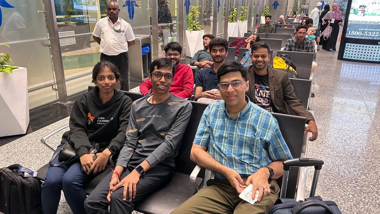 26 મે 2015 ના રોજ, આનંદની માતાનું 79 વર્ષની વયે અવસાન થયું. 