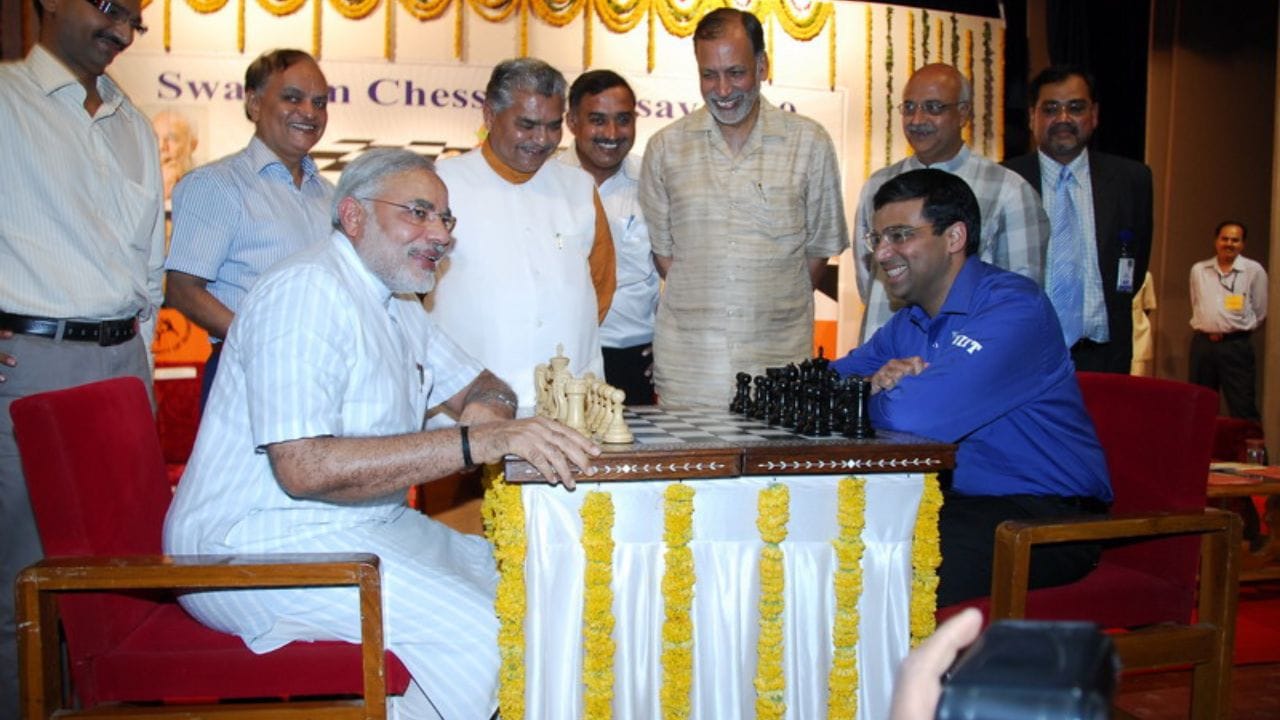 1988માં ભારતના પ્રથમ ગ્રાન્ડમાસ્ટર બન્યો હતો, ઘણી વિશ્વ ચેમ્પિયનશિપ જીતી, અને તેમને પદ્મશ્રી અને પદ્મ વિભૂષણ સહિત ભારતના સર્વોચ્ચ નાગરિક સન્માનોથી નવાજવામાં આવ્યા છે.