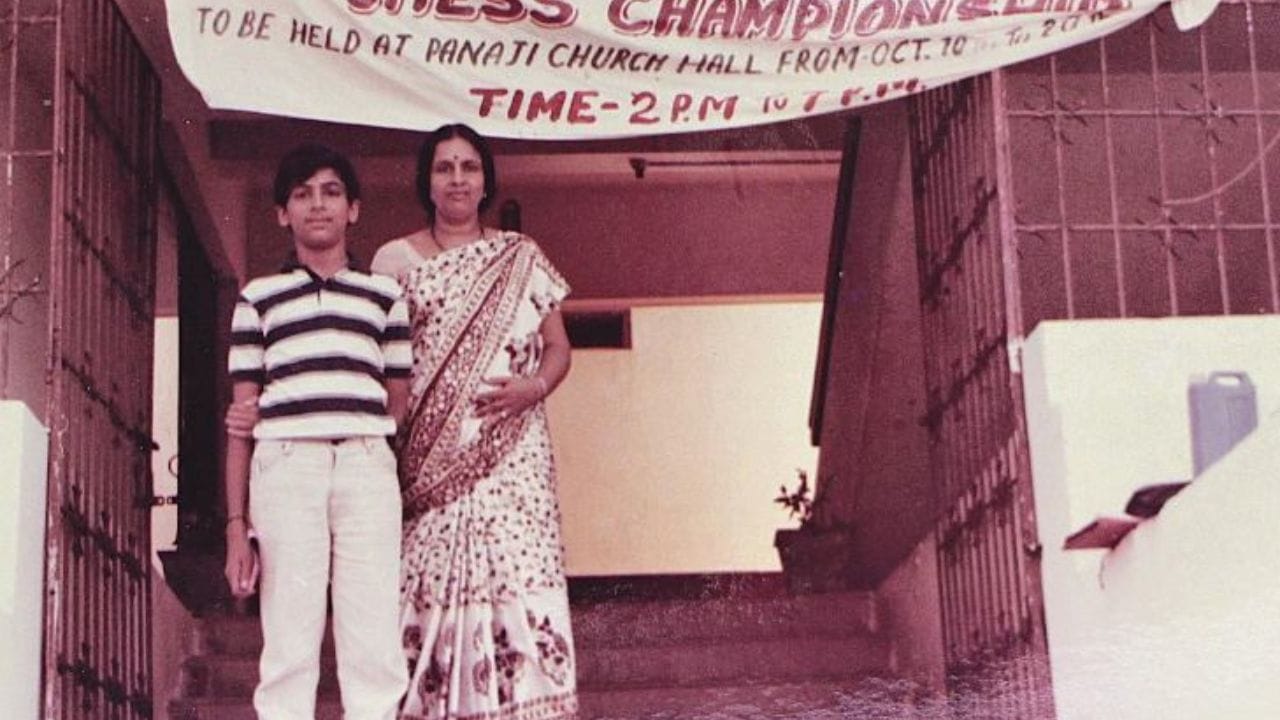 આનંદે 6 વર્ષની ઉંમરે તેની માતા પાસેથી ચેસ શીખવાનું શરૂ કર્યું હતું, પરંતુ તેણે રમત મનીલામાં શીખી હતી, જ્યાં તે 1978 થી 1980 ના દાયકા સુધી તેના માતાપિતા સાથે રહ્યો હતો, જ્યારે તેના પિતા ફિલિપાઇન્સ નેશનલ રેલ્વે દ્વારા સલાહકાર હતા.