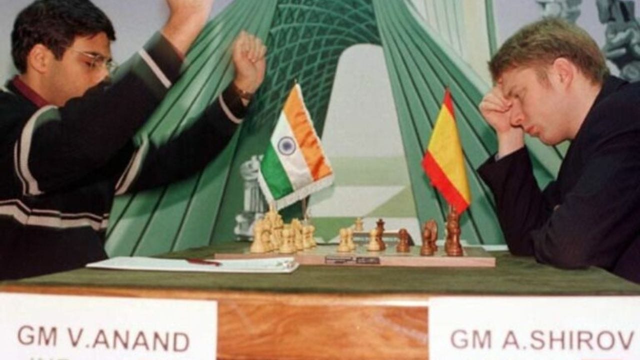 વિશ્વનાથન આનંદે ચેન્નાઈની ડોન બોસ્કો મેટ્રિક્યુલેશન હાયર સેકન્ડરી સ્કૂલમાં શિક્ષણ મેળવ્યું હતું અને તેણે ચેન્નાઈની લોયોલા કોલેજમાંથી વાણિજ્યમાં સ્નાતકની પદવી મેળવી છે.