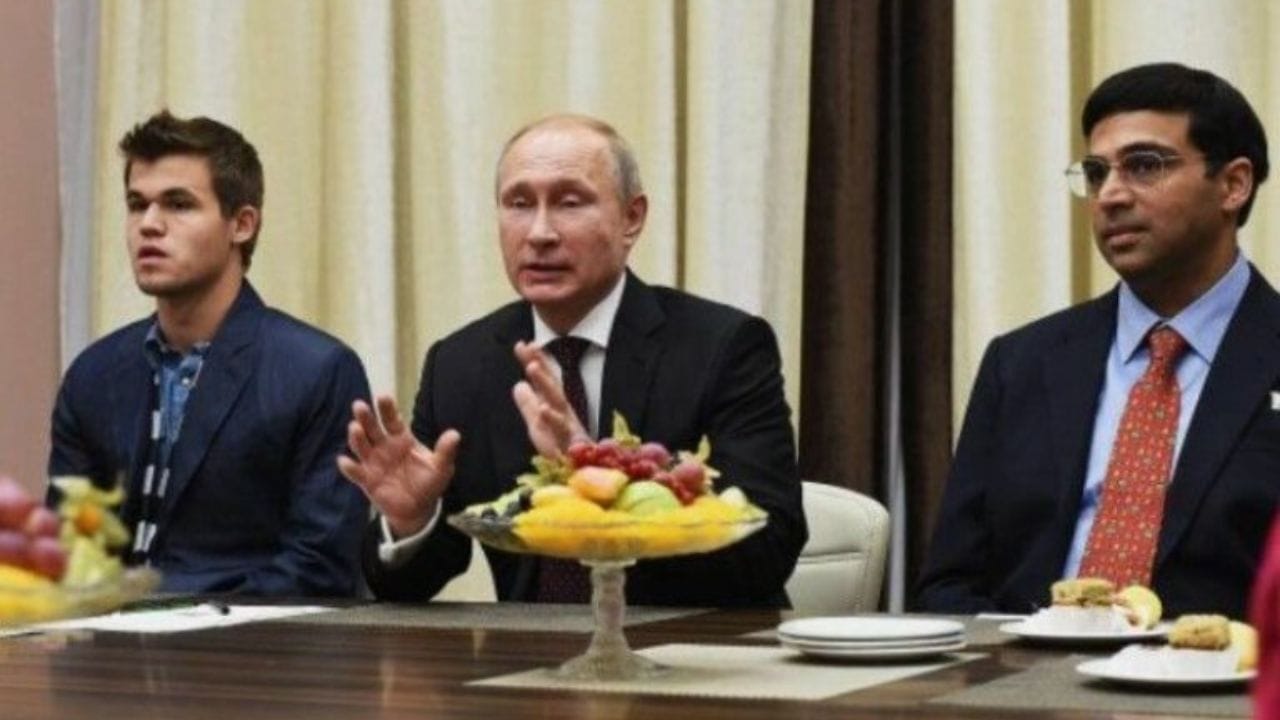 વિશ્વનાથન આનંદે 1996માં અરુણા સાથે લગ્ન કર્યા હતા અને તેમને એક પુત્ર છે, જેનો જન્મ 9  એપ્રિલ 2011ના રોજ થયો હતો, જેનું નામ આનંદ અખિલ રાખવામાં આવ્યું છે. 