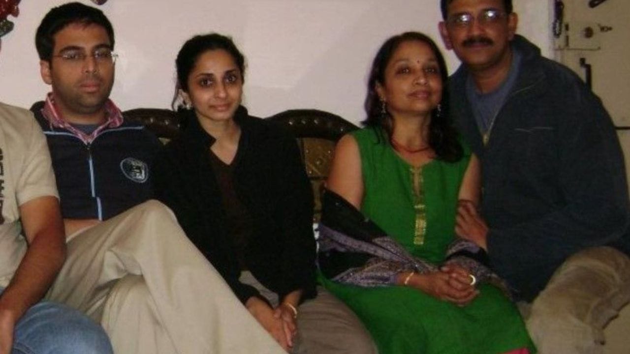 વિશ્વનાથન આનંદનો જન્મ 11 ડિસેમ્બર 1969ના રોજ તમિલનાડુના મયિલાદુથુરાઈમાં થયો હતો.તેમના પિતા વિશ્વનાથન ઐયર દક્ષિણ રેલ્વેમાં જનરલ મેનેજર હતા જેમણે બિહારના જમાલપુરમાં અભ્યાસ કર્યો હતો અને તેમની માતા, સુશીલા, ગૃહિણી ચેસ શોખીન અને પ્રભાવશાળી સમાજસેવી હતી. 