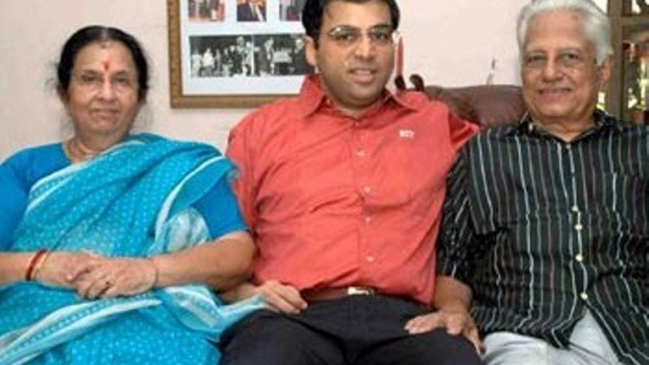 વિશ્વનાથન આનંદ ચેસ જગતમાં લોકપ્રિય વ્યક્તિ છે. વિશ્વનાથન આનંદ એકમાત્ર ખેલાડી હતો જેને 7 નવેમ્બર 2010ના રોજ ભારતીય વડા પ્રધાન મનમોહન સિંહે યુએસ પ્રમુખ બરાક ઓબામા માટે આયોજિત રાત્રિભોજનમાં આમંત્રિત કર્યા હતા. 