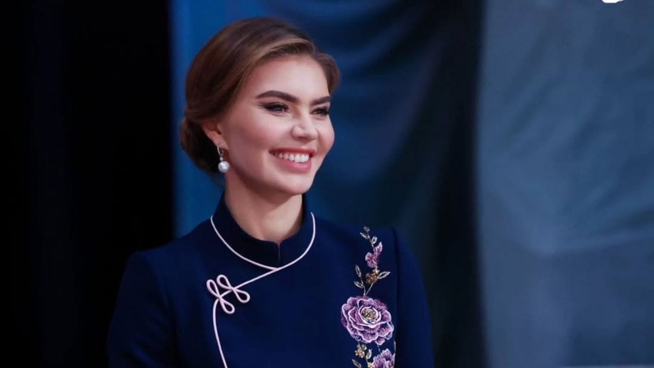 કાબેવાએ ત્રણ વર્ષની ઉંમરે કોચ માર્ગારીતા સમુઇલોવના સાથે જિમ્નેસ્ટિક્સ શરૂ કર્યું.સાત વર્ષની ઉંમરે, તેની માતા તેને તાશ્કંદના એક ક્લબમાં લઈ ગઈ, જ્યાં તેને વજનને કારણે તેને દૂર કરવામાં આવી.1993માં, તેમણે જાપાનમાં એક આંતરરાષ્ટ્રીય સ્પર્ધામાં કઝાકિસ્તાનનું પ્રતિનિધિત્વ કર્યું હતુ.