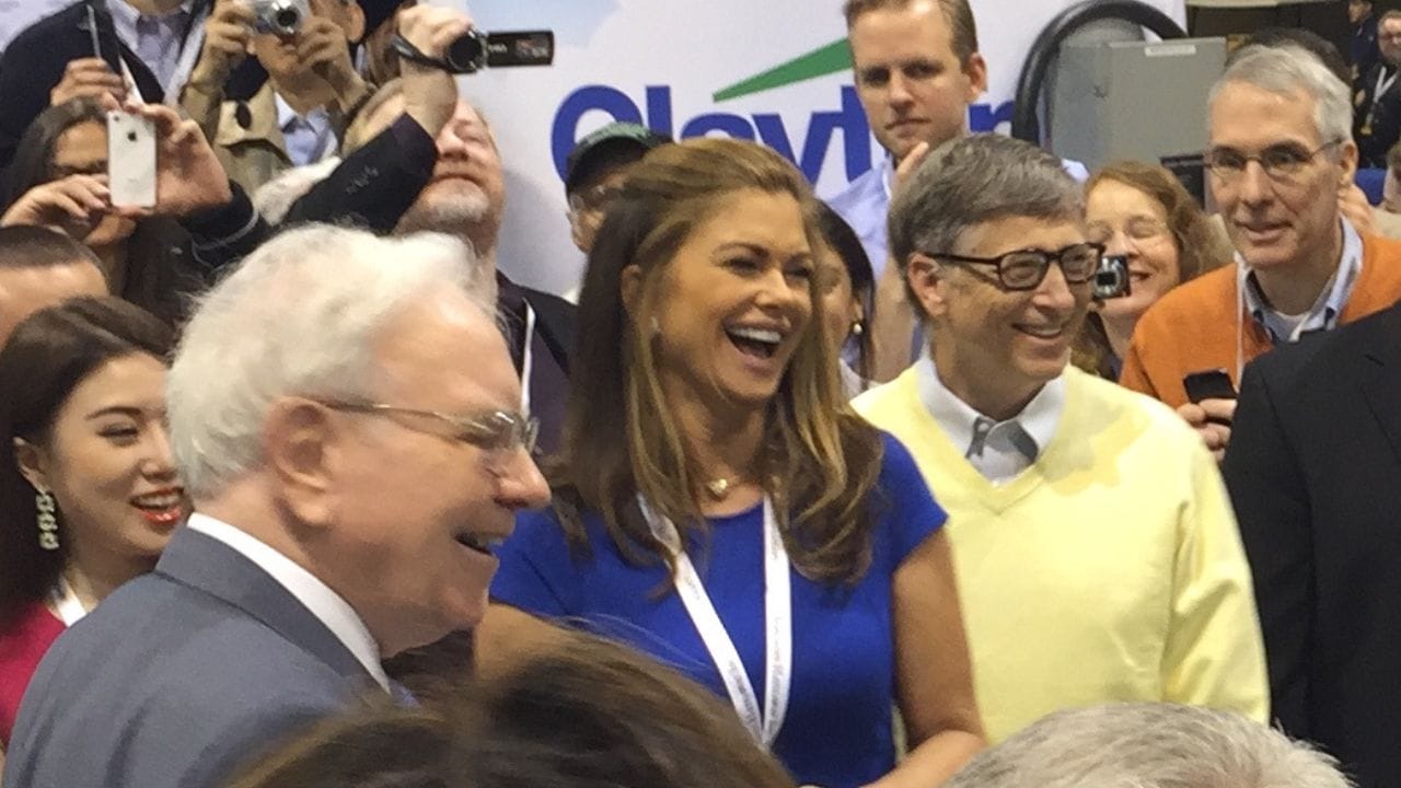 વોરેન બફેટ વિશ્વના સૌથી ફેમસરોકાણકારોમાંના એક છે. તેમણે ત્રણ શેર ખરીદીને તેમની રોકાણની શરૂઆત કરી હતી. આજે, તેઓ વિશ્વની અનેક મોટી કંપનીઓમાં હિસ્સો ધરાવે છે.