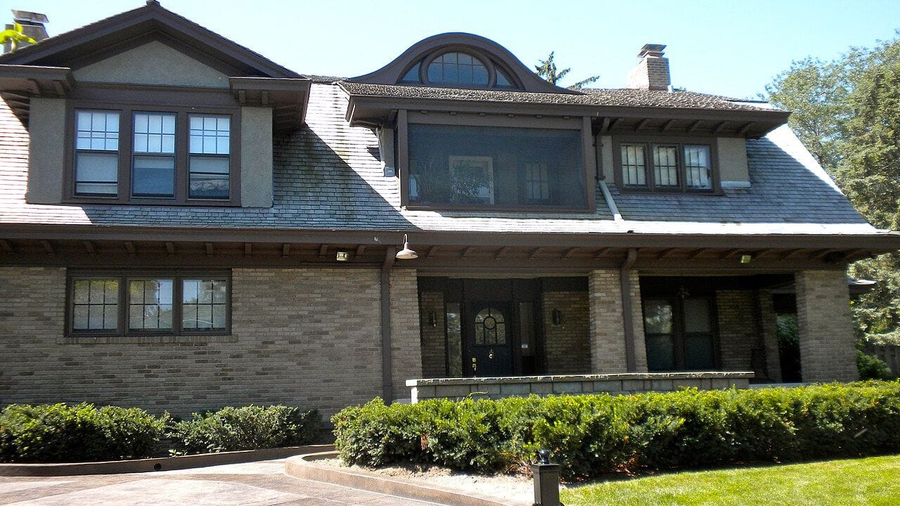 વોરેન બફેટનો જન્મ 30 ઓગ્સ્ટ 1930ના રોજ અમેરિકાના નેબ્રાસ્કાના ઓમાહામાં થયો હતો. નાની ઉંમરે જ તેમણે અખબારો વેચીને અને નાના વ્યવસાયો કરીને પૈસા કમાવવાનું શરૂ કર્યું. બફેટે તેમના માર્ગદર્શક, ધ ઇન્ટેલિજન્ટ ઇન્વેસ્ટર પુસ્તકના લેખક બેન્જામિન ગ્રેહામ પાસેથી રોકાણની ઊંડી સમજ મેળવી.