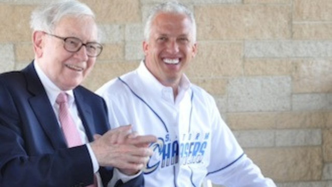 કોલંબિયા બિઝનેસ સ્કૂલમાંથી અભ્યાસ પૂર્ણ કર્યા પછી, તેમણે ન્યૂ યોર્કમાં ગ્રેહામ-ન્યુમેન કોર્પ નામની કંપનીમાં કામ કર્યું. 1955માં, તેઓ ઓમાહા પાછા ફર્યા. અહીંથી જ તેમનું પહેલું રોકાણ ભંડોળ, બફેટ પાર્ટનરશિપ નામનું શરૂ થયું. બાદમાંતેમણે બર્કશાયર હેથવે નામની ટેક્સટાઇલ કંપની ખરીદી અને તેને વિશ્વની સૌથી શક્તિશાળી રોકાણ કંપનીઓમાંની એક બનાવી.