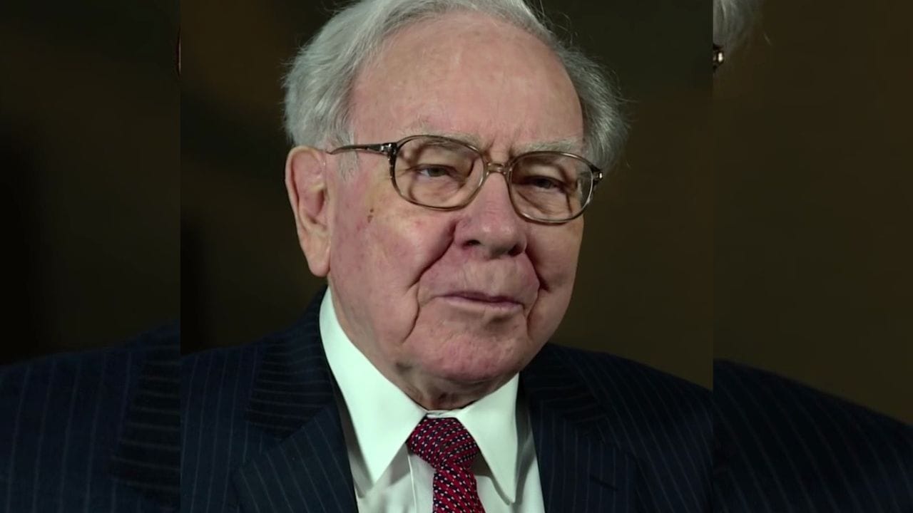 તેમણે અત્યાર સુધી કોને, કેટલી અને કેટલી સંપત્તિ દાનમાં આપી છે તેના વિશે. તેમજ વોરેન બફેટના પરિવાર અને પર્સનલ લાઈફ વિશે રસપ્રદ વાતો કરીએ.અબજોપતિના માલિક હોવા છતાં મોંઘી વસ્તુઓનો શોખ નથી