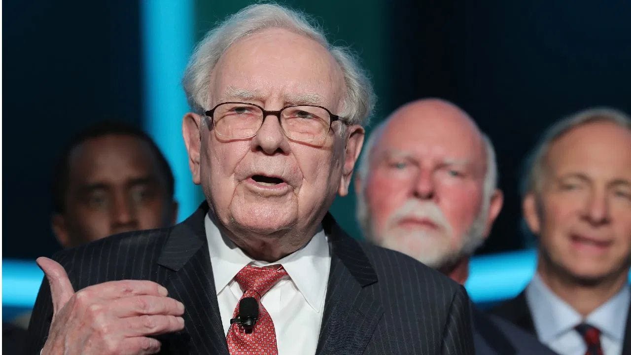 94 વર્ષીય વોરેન બફેટે 2006 માં તેમની સંપત્તિનો એક ભાગ દાનમાં આપવાનું શરૂ કર્યું. ગત્ત વર્ષે, તેમણે તેમના વસિયતનામામાં સુધારો કર્યો, જેમાં તેમના મૃત્યુ પછી તેમની સંપત્તિનો 99.5% ભાગ ચેરિટેબલ ટ્રસ્ટને આપવાનું નક્કી કરવામાં આવ્યું. આ ટ્રસ્ટની દેખરેખ તેમના બાળકો દ્વારા કરવામાં આવશે.