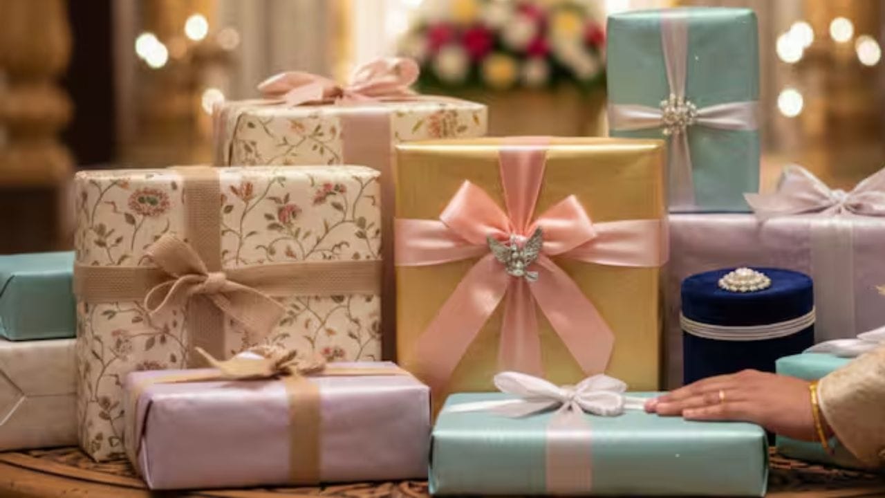 હિન્દુ ધર્મમાં શુભ અને અશુભ બંનેનું ખૂબ મૂલ્ય છે. તેથી વાસ્તુ અનુસાર જાણો કે કન્યા અને વરરાજાને કઈ ભેટ આપવી અશુભ માનવામાં આવે છે.
