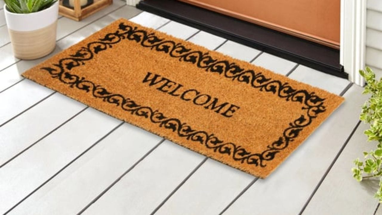 દરવાજા પર ઉભા રહીને ક્યારેય કોઈનું ખરાબ ન બોલો અથવા નકારાત્મક વિચારો ન રાખો. દેવી લક્ષ્મી મુખ્ય દરવાજામાંથી પ્રવેશ કરે છે. તેથી ત્યાં ઉભા રહીને નકારાત્મક વિચારો રાખવાથી અથવા ખરાબ વર્તન કરવાથી તમારું ઘર બરબાદ થઈ શકે છે.