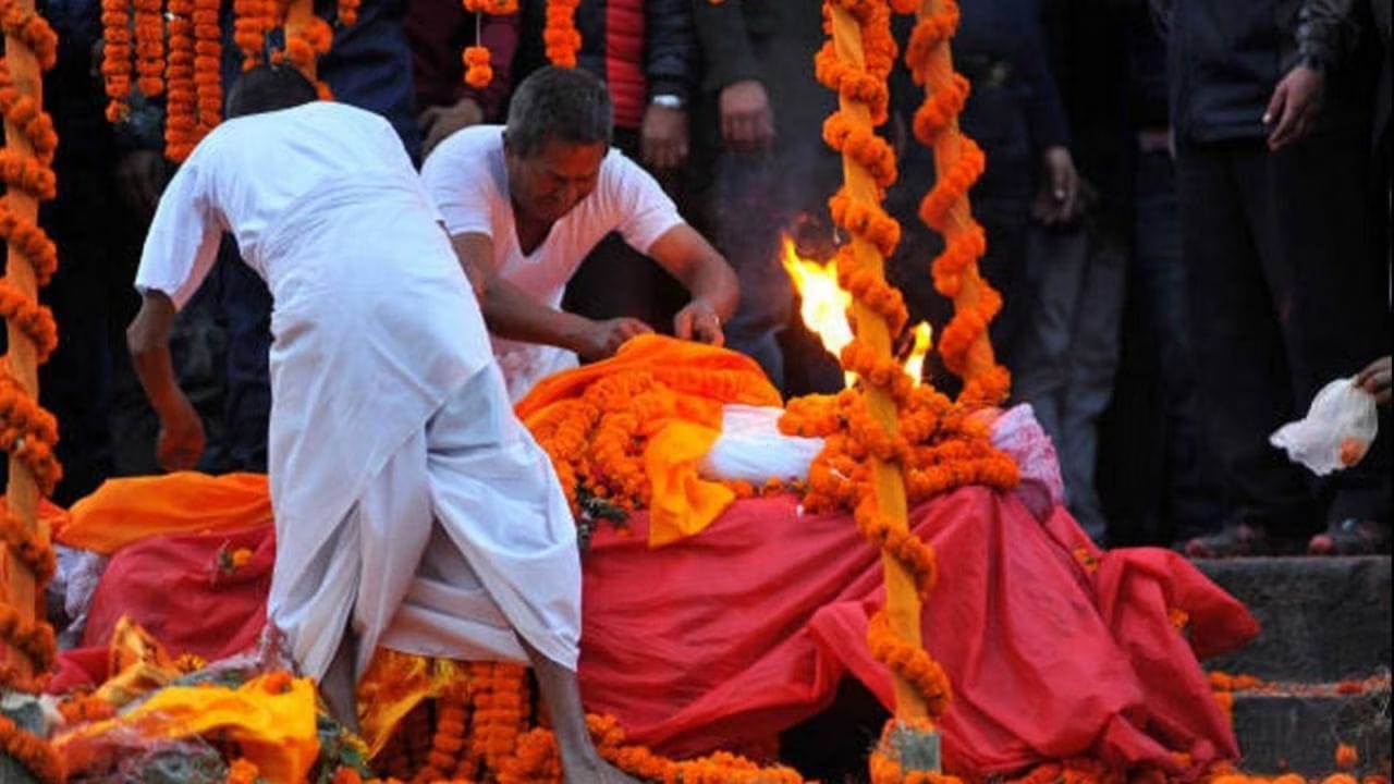 એવું માનવામાં આવે છે કે મૃત્યુ પછી, આત્મા એક નવી યાત્રા શરૂ કરે છે. તેથી, સફેદ વસ્ત્રો પહેરીને, પરિવારના સભ્યો શાંત અને શુદ્ધ વાતાવરણ જાળવી રાખે છે જેથી મૃતક આત્માને શાંતિનો અનુભવ થાય.