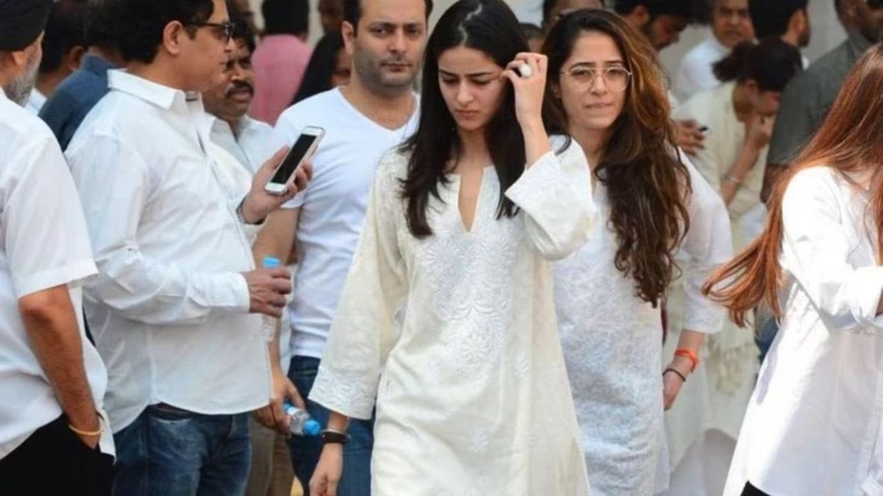 સફેદ કપડાં પહેરવાનો હેતુ મનને શાંત કરવાનો અને દુઃખના સમયે પરિવારને માનસિક શાંતિ પ્રદાન કરવાનો છે. હિન્દુ ધર્મમાં, સત્ય, જ્ઞાન અને સદ્ભાવનાને જીવનના ત્રણ મુખ્ય ગુણ માનવામાં આવે છે, અને સફેદ રંગ તેનું પ્રતિનિધિત્વ કરે છે.