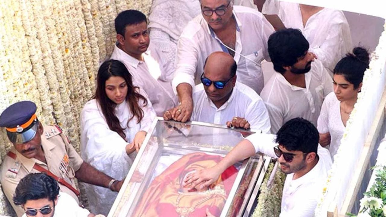 જ્યારે આપણે કોઈ દુઃખદ પ્રસંગે હાજરી આપીએ છીએ, ત્યારે આપણે સફેદ કપડાં પહેરીએ છીએ. પરંતુ દુઃખદ પ્રસંગે પણ સફેદ કપડાં પહેરવા પાછળ ધાર્મિક મહત્વ અને માન્યતા છે.