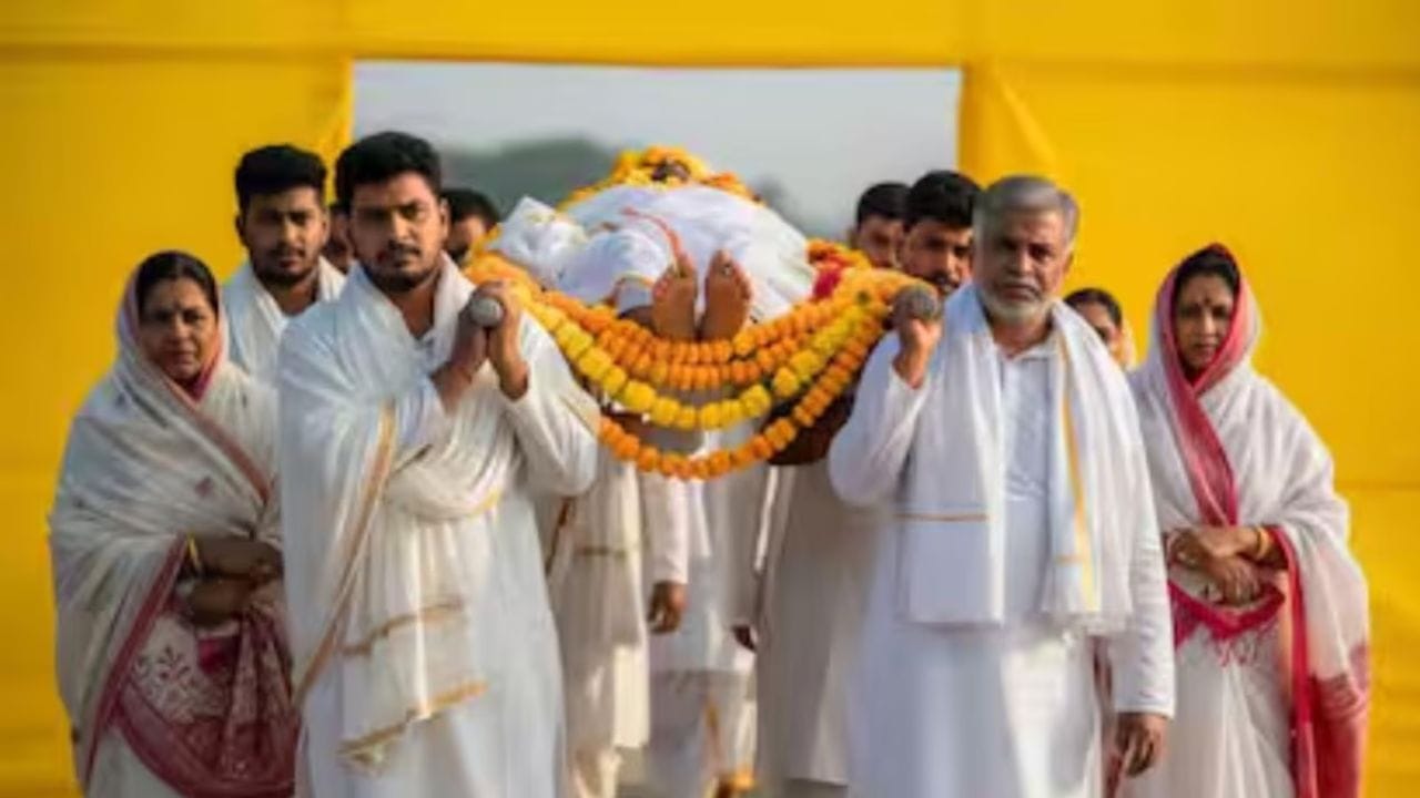 પણ શું તમે જાણો છો કે કોઈના મૃત્યુ થાય ત્યારે સફેદ કપડા કેમ પહેરવામાં આવે છે? જો નહીં તો ચાલો અહીં સમજીએ 