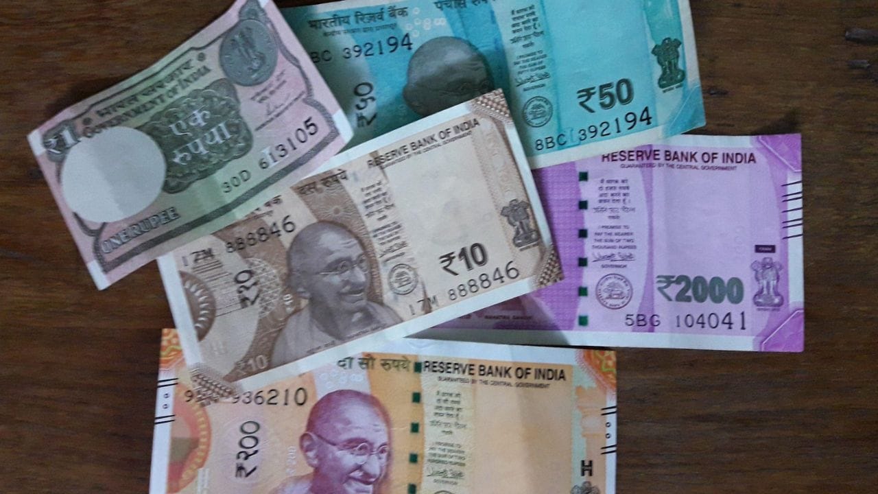 નવી નોટો કેવી રીતે ચલણમાં પ્રવેશ કરે છે?: જૂની નોટો પાછી ખેંચવાની સાથે અર્થતંત્રમાં પ્રવાહિતા જાળવવા માટે નવી નોટો રજૂ કરવી વધુને વધુ મહત્વપૂર્ણ બની જાય છે. RBI નવી ડિઝાઇનની નોટો જાહેર કરે છે. આ નવી નોટો બેંકો, ATM અને રોકડ વિતરણ બિંદુઓ દ્વારા અર્થતંત્રમાં પ્રવેશ કરે છે.