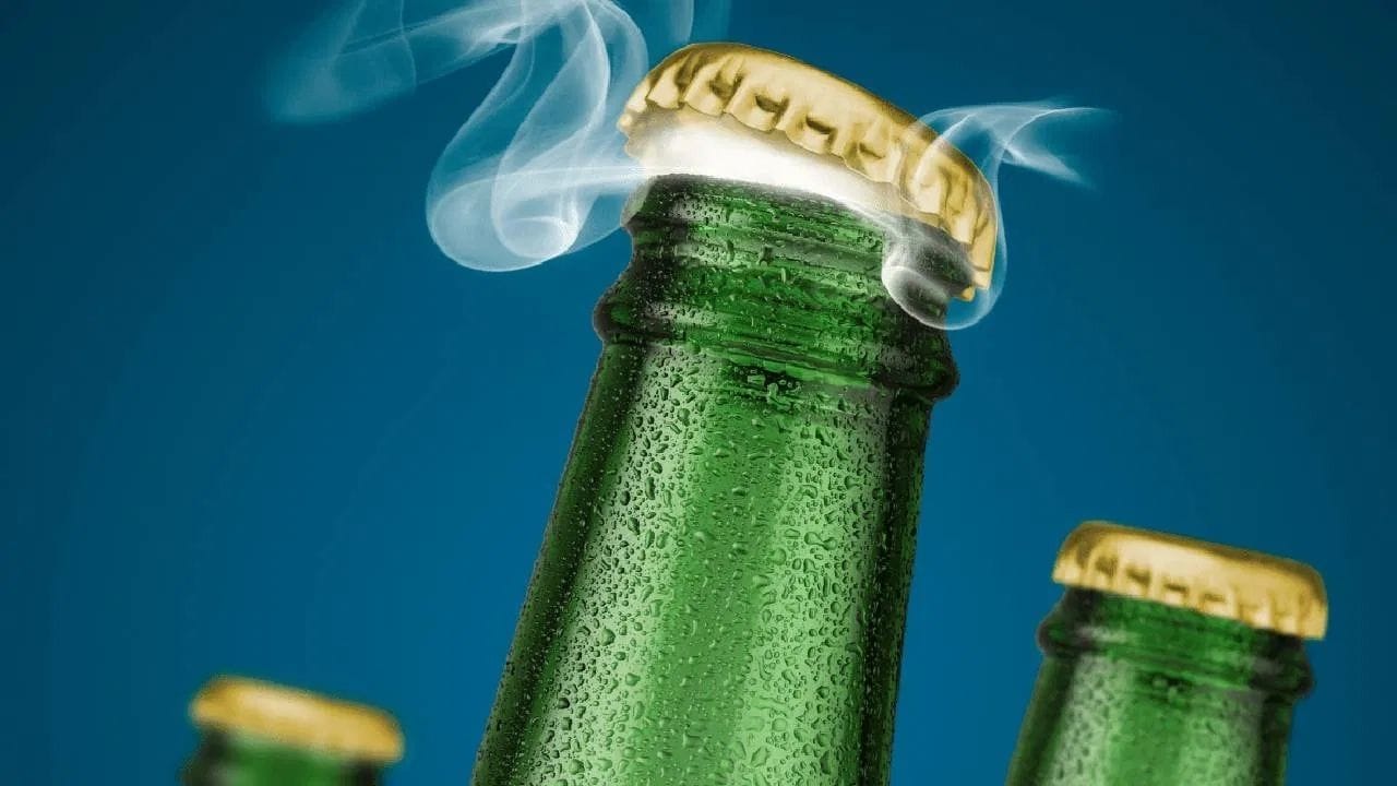 કાચની બોટલોમાં ઘણીવાર ધાતુની સીલ હોય છે. તે ખૂબ જ ચુસ્તપણે સીલ કરે છે. આ કેપનો ઉપયોગ પીણું બહાર નીકળતું અટકાવવા માટે થાય છે. બોટલ ઓપનરનો ઉપયોગ સામાન્ય રીતે તેને ખોલવા માટે થાય છે. આ કેપને ક્રાઉન કેપ અથવા કોર્ક કહેવામાં આવે છે.