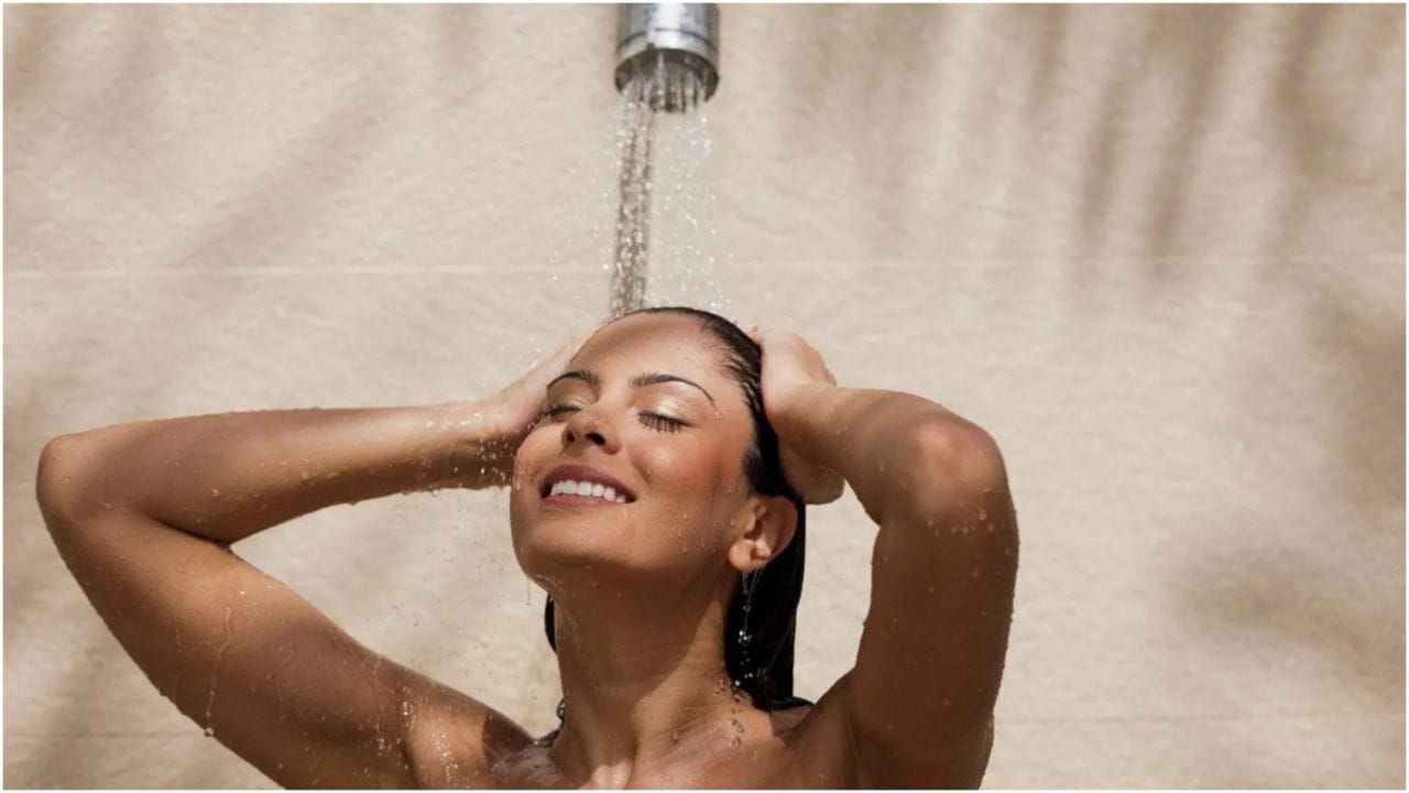 આ ભૂલ ન કરો: જો તમે ઠંડા પાણીથી સ્નાન કરવા માંગતા હો, તો ખાતરી કરો કે તમારા માથા પર પાણી રેડવાનું ટાળો. પહેલા તમારા પગ પર, પછી તમારા હાથ અને ખભા પર અને પછી તમારા માથા પર પાણી રેડો. વધુમાં તમારા સ્વાસ્થ્યનું ખાસ ધ્યાન રાખો. ડૉક્ટરની સલાહ લીધા વિના આ કરવાનું ટાળો.