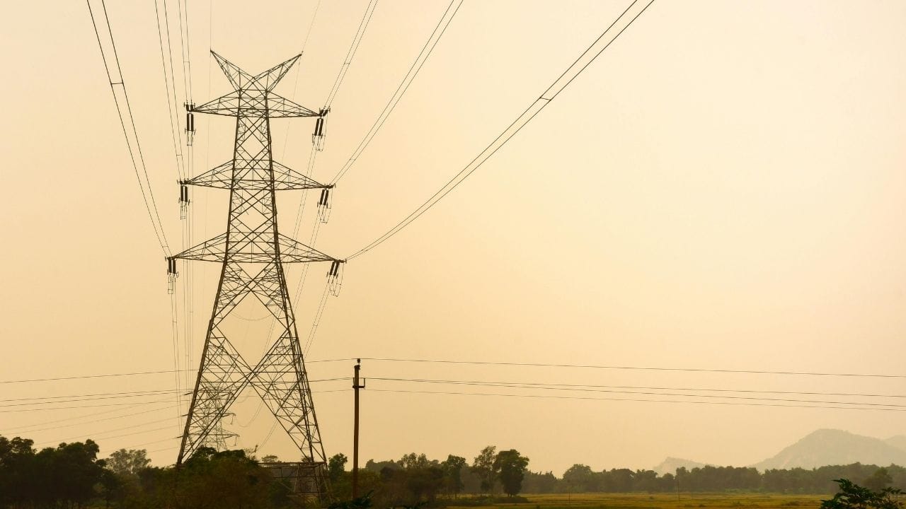 એક સમય હતો જ્યારે ઇન્ટરનેટ કનેક્શન માટે વાયર જ જરૂરી હતા. આજે, રાઉટર્સ અને ફાઇબર ઓપ્ટિક્સ દ્વારા વાયરલેસ ઈન્ટરનેટ શક્ય બન્યું છે. પરંતુ શું તમે ક્યારેય કલ્પના કરી છે કે તમારા ઘરમાં વીજળી પણ વાયર વગર પહોંચે? શક્ય છે કે 2030 સુધીમાં આ સંભવ બનશે! ઉદાહરણ તરીકે, પોર્શે આગામી વર્ષે પોતાની નવી ઇલેક્ટ્રિક કાર માટે વાયરલેસ ચાર્જિંગ મેટ લાવી રહી છે.