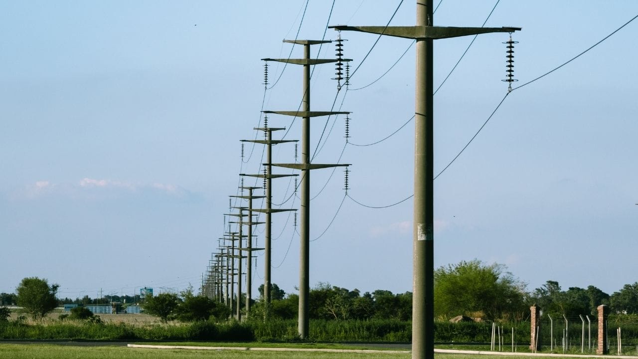 ડ્રાઇવર સવારે કાર મેટ પર પાર્ક કરશે અને બેટરી આખરે ચાર્જ થઈ જશે. ફ્રાન્સમાં પેરિસ નજીક કેટલીક સડકો પર વાહનો ચાર્જ થઈ રહ્યા છે, અને સ્વીડનમાં ટેક્સીઓ માટે કાયમી વાયરલેસ ચાર્જિંગ સિસ્ટમ સ્થાપિત કરવામાં આવી છે. આ દર્શાવે છે કે ઘરોને પણ વહીવટકર્તા સ્તરે વાયરલેસ વીજળી મળશે.