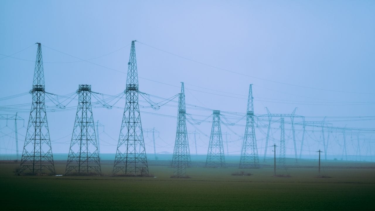 મીડિયા અહેવાલ અનુસાર, 2017માં ડિઝની રિસર્ચે એક ઓરડો તૈયાર કર્યો હતો જ્યાં વાયર વિના વીજળી પૂરી પાડવામાં આવી. રૂમની દિવાલો ધાતુથી બનેલી હતી અને મધ્યમાં તાંબાનો થાંભલો હતો, જે આખા રૂમમાં ચુંબકીય ક્ષેત્ર સર્જતો હતો. ફોન, લાઇટ અને પંખા હવામાંથી વીજળી ખેંચી શકતા હતા. 2021માં, ટોક્યો યુનિવર્સિટીએ સામાન્ય ઘરના જેવી રચના સાથે ખાસ પ્લેટો છુપાવી ઓરડો બનાવ્યો, જે સંપૂર્ણપણે સુરક્ષિત રીતે વાયરલેસ વીજળી પૂરી પાડતો હતો.