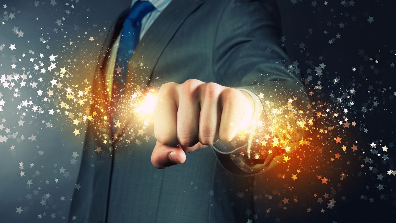 આ ટેકનોલોજી મોંઘી છે અને કેટલીક વીજળી રસ્તામાં ગરમી તરીકે ખોવાઈ જાય છે. વિવિધ કંપનીઓ વિવિધ પદ્ધતિઓ અપનાવી રહી છે જે સુમેળ નથી. સૌથી મોટી ચિંતા સલામતીની છે, કારણ કે હવામાં ફેલાતા તરંગો માનવ શરીર માટે નુકસાનકારક ન બનવા જોઈએ. વૈજ્ઞાનિકો દરેક પડકાર માટે ઉકેલ શોધી રહ્યા છે અને આશા છે કે 2030 સુધી આ ટેકનોલોજી વ્યાપક રીતે ઉપયોગી બની જશે. (નોંધ : અહીં આપવામાં આવેલી માહિતી પબ્લિક ડોમેઇનમાં ઉપલબ્ધ માહિતીના આધારે ફક્ત આપની જાણકારી માટે છે.)