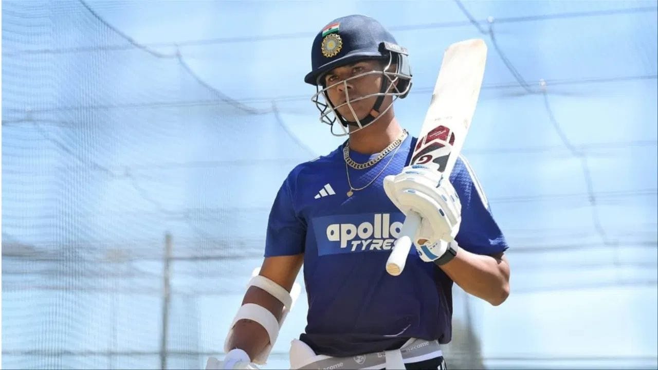 ડોક્ટરોએ યશસ્વી જયસ્વાલને આરામ કરવાની અને સંપૂર્ણ સ્વસ્થ ન થાય ત્યાં સુધી ક્રિકેટ ન રમવાની સલાહ આપી છે. યશસ્વી જયસ્વાલને પુણેની આદિત્ય બિરલા હોસ્પિટલમાં દાખલ કરવામાં આવ્યો હતો.