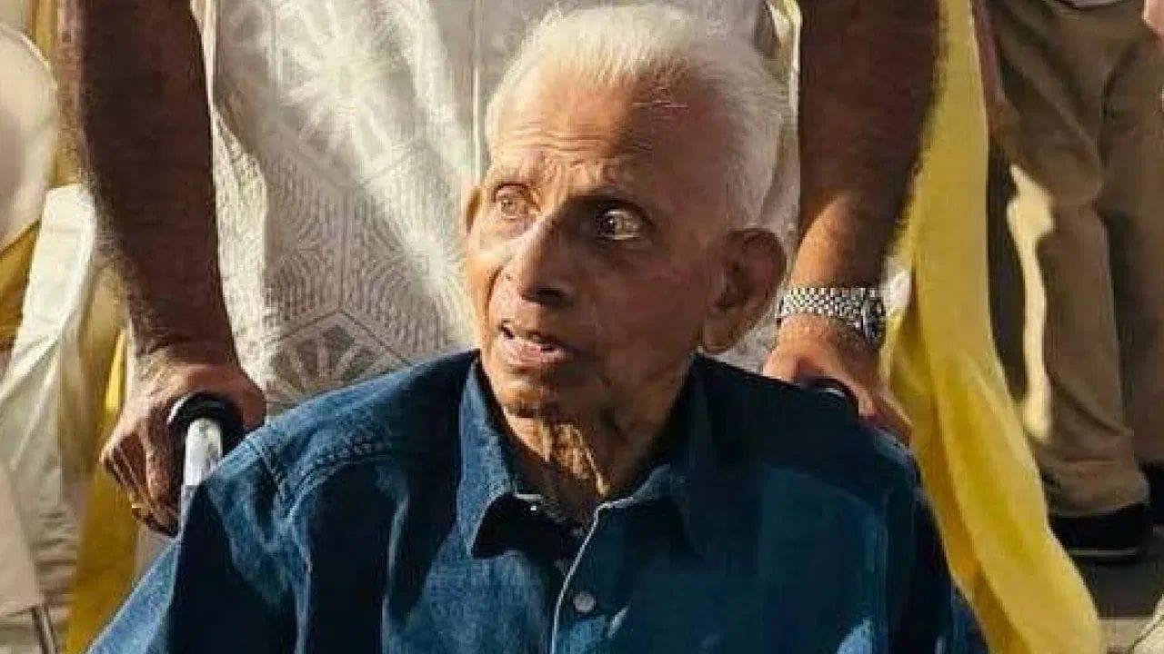 આ વર્ષની શરૂઆતમાં જ ક્રિકેટ જગત ભારતના દિગ્ગજ ડાબોડી સ્પિનર ​​પદ્માકર શિવાલકરનું નિધન થયું હતું. 3 માર્ચે તેમનું 88 વર્ષની વયે અવસાન થયું. ભલે તેમણે ભારત માટે ક્યારેય આંતરરાષ્ટ્રીય ક્રિકેટ ન રમ્યું, પરંતુ સ્થાનિક સ્તરે તેમની 636 વિકેટો હતી જે એક મહાન રેકોર્ડ છે. BCCI એ તેમને સી.કે. નાયડુ લાઇફટાઇમ અચીવમેન્ટ એવોર્ડથી સન્માનિત કર્યા હતા.