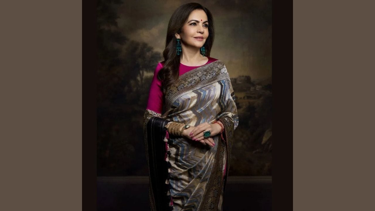 મુકેશ અંબાણી કલ્ચરલ સેન્ટરના આર્ટ હાઉસ ખાતે બલ્ગારીના સર્પેન્ટી ઇન્ફિનિટો પ્રદર્શનના ઉદ્ઘાટન સમયે નીતા અંબાણીનો લુક લેવામાં આવ્યો હતો અને તે હંમેશાની જેમ અદભુત દેખાતી હતી. તેમના અંગત સંગ્રહમાંથી આ સાડીમાં સોનાની બનારસી ઝરી વર્ક છે. શિકારગાહ પલ્લુ સાથે આ કાળા અને ચાંદીના પાંચ રંગની રંગકટ વણાટની સાડી એકદમ સુંદર લાગે છે. તેણે સાડીને સર્પેન્ટી રેઈનફોરેસ્ટ બ્રેસલેટ અને કોલમ્બિયન એમેરાલ્ડ ઇયરિંગ્સ સાથે જોડી હતી.
