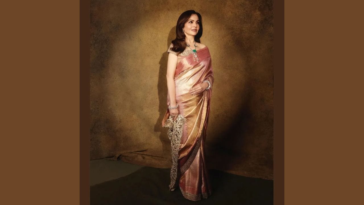 નીતા અંબાણીનો આ લુક લંડનના બ્રિટિશ મ્યુઝિયમ ખાતે આયોજિત પિંક બોલ ઇવેન્ટનો હતો. તેમણે હાથથી બનાવેલી શુદ્ધ ઝરી કાંજીવરમ સાડી પહેરી હતી, જે ખાસ ડિઝાઇન કરાયેલ ઓફ-શોલ્ડર કોર્સેટ સાથે જોડાયેલી હતી. કોર્સેટમાં ક્લાસિક શૈલીમાં અધિકૃત ઝરી ભરતકામ છે. સાડી મેટાલિક સિક્વિન બોર્ડર અને અસલી ઝરી કટ-વર્ક પલ્લુ સાથે પૂર્ણ થાય છે.
