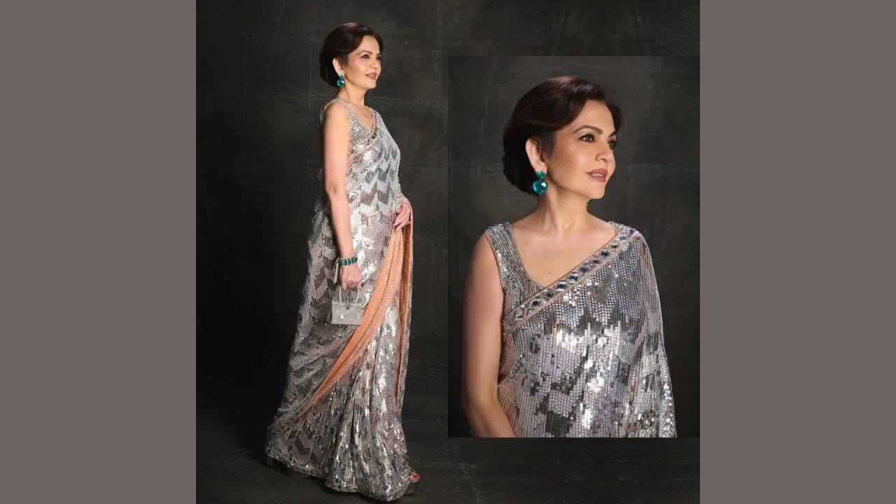 નીતા અંબાણીનો લુક પરંપરા અને આધુનિક સ્ટાઈલનું મિશ્રણ છે. તેમણે મનીષ મલ્હોત્રાની સિગ્નેચર સિલ્વર સિક્વિન સાડી પહેરી હતી. જેમાં શેવરોન પેટર્ન ડિટેલિંગ હતી, જેની રચના ખૂબ જ જટિલ છે. સાડીની બોર્ડર ઝરી વર્ક અને મિરર્સથી શણગારેલી છે, જે સાડીની સુંદરતામાં વધારો કરે છે. તેમના લુકને પૂર્ણ કરવા માટે, નીતા અંબાણીએ મેચિંગ મિનિએચર બેગ, કોલમ્બિયન એમેરાલ્ડ ડ્રોપ ઇયરિંગ્સ અને એક સુંદર એમેરાલ્ડ અને ડાયમંડ બ્રેસલેટ પહેર્યું હતું, જે તેમના હાઇ-ફેશન પસંદગીઓનું પ્રદર્શન કરે છે.
