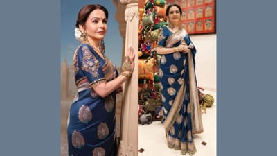 નીતા અંબાણીએ ભારતીય કલાકારો અને કારીગરોના સન્માનમાં ઇરોસ સ્વદેશ સ્ટોર ઇવેન્ટમાં આ મોરના પીંછાવાળી વાદળી સાડી પહેરી હતી. આ સાડીમાં પરંપરાગત વણાટ તકનીક મીનાકારીથી બનાવેલા સુંદર મોરના પેટર્ન હતા. મનીષ મલ્હોત્રા દ્વારા ડિઝાઇન કરાયેલ સાડી સાથે તેમણે જે બ્લાઉઝ જોડી હતી, તેમાં ખભા પર દેવી-દેવતાઓ સાથે ભરતકામ કરેલા બટનો અને પાછળના ભાગમાં વિન્ટેજ સ્પિનલ ટેસેલ્સ હતા. 100 વર્ષથી વધુ જૂના કાનની બુટ્ટીઓ, હાથથી બનાવેલી જડેલી બર્ડ વીંટી અને તેમની માતાના ઘરેણાંમાંથી એક હાથ ફૂલ લીધું હતું.
