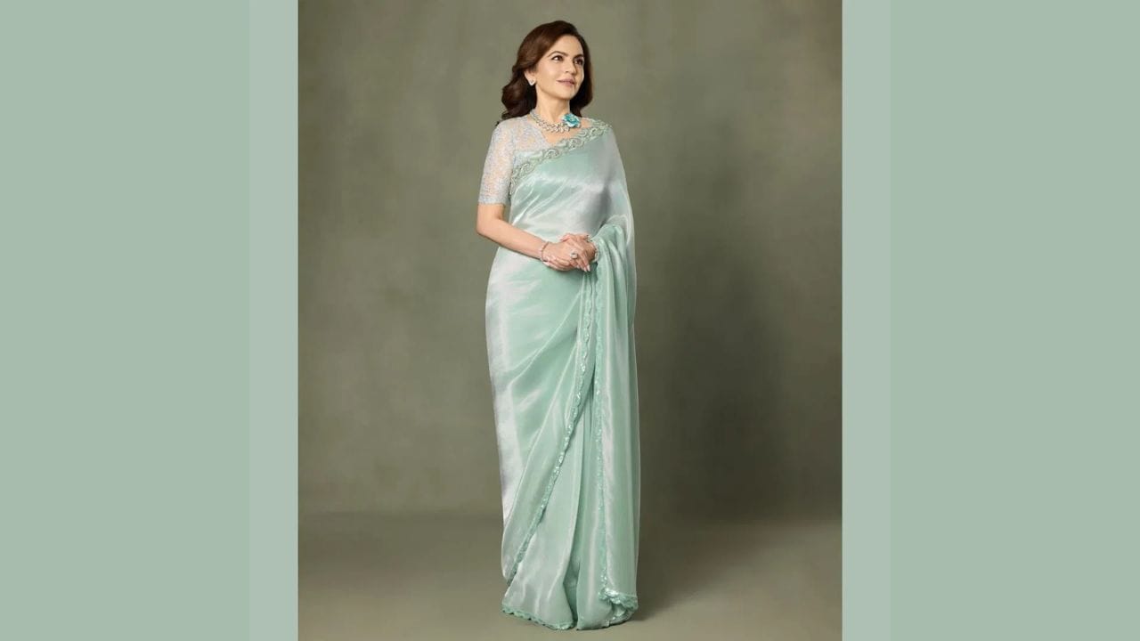 નીતા અંબાણીનો સૌથી સરળ લુક પણ અતિ વૈભવી છે. આર્યનના ડેબ્યૂ શોના સ્ક્રીનિંગ માટે તેણે બનાવેલો આ બેદાગ લુક એકદમ ખૂબસૂરત છે. નીતા અંબાણી જેડ ગ્રીન લેમે સાડીમાં ખૂબ જ સુંદર લાગે છે. તેણે સાડીને સ્વારોવસ્કી ક્રિસ્ટલ્સથી શણગારેલા નાજુક ચેન્ટીલી લેસ બ્લાઉઝ સાથે જોડી દીધી, જેનાથી તેના લુકની સમૃદ્ધિમાં વધારો થયો. તેણે દુર્લભ પરાઇબા અને હાર્ટ આકારના હીરાથી બનેલા સુંદર ફ્લોરલ જ્વેલરીથી પોતાનો લુક પૂર્ણ કર્યો.
