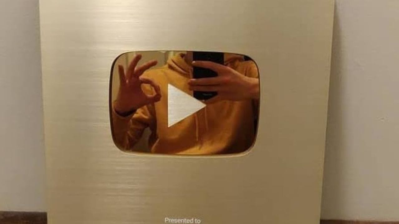 જો કોઈ ચેનલ પાસે આશરે 1 મિલિયન સબ્સ્ક્રાઇબર્સ હોય, અથવા ગોલ્ડન બટન હોય અને વીડિયો નિયમિતપણે સારા વ્યૂ મેળવે છે તો વાર્ષિક કમાણી આશરે $4 મિલિયન સુધી પહોંચી શકે છે. વધુમાં ઘણી કંપનીઓ સીધી સ્પોન્સરશિપ અને પ્રમોશન માટે સર્જકોનો સંપર્ક કરે છે, જે વધુ આવક ઉત્પન્ન કરે છે.