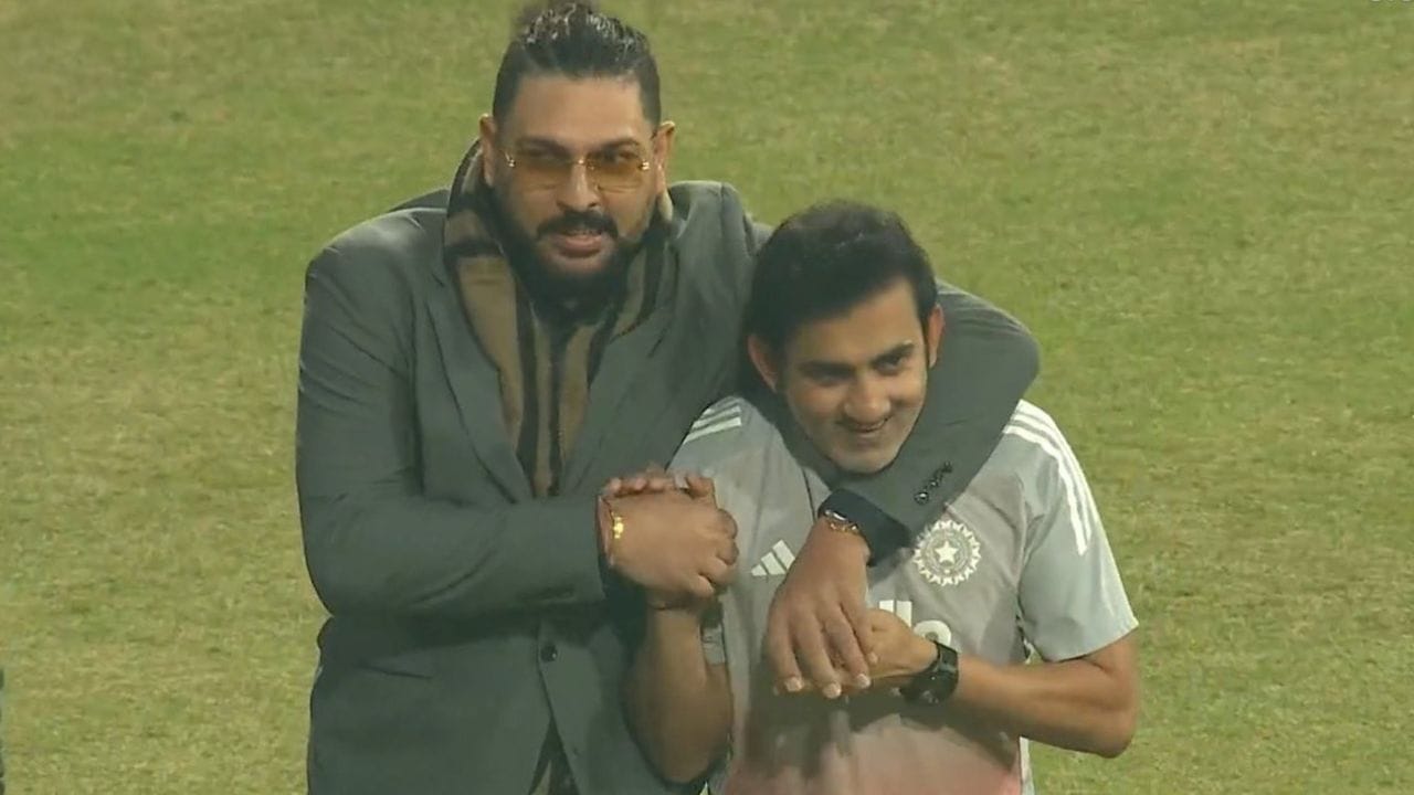 Yuvraj Singh: યુવરાજ સિંહે મેદાનની વચ્ચે ગૌતમ ગંભીરને દબોચી લીધો, હજારો ચાહકોની સામે બંને દિગ્ગજોની મસ્તી