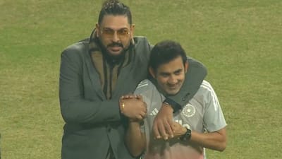 Yuvraj Singh: યુવરાજ સિંહે મેદાનની વચ્ચે ગૌતમ ગંભીરને દબોચી લીધો, હજારો ચાહકોની સામે બંને દિગ્ગજોની મસ્તી