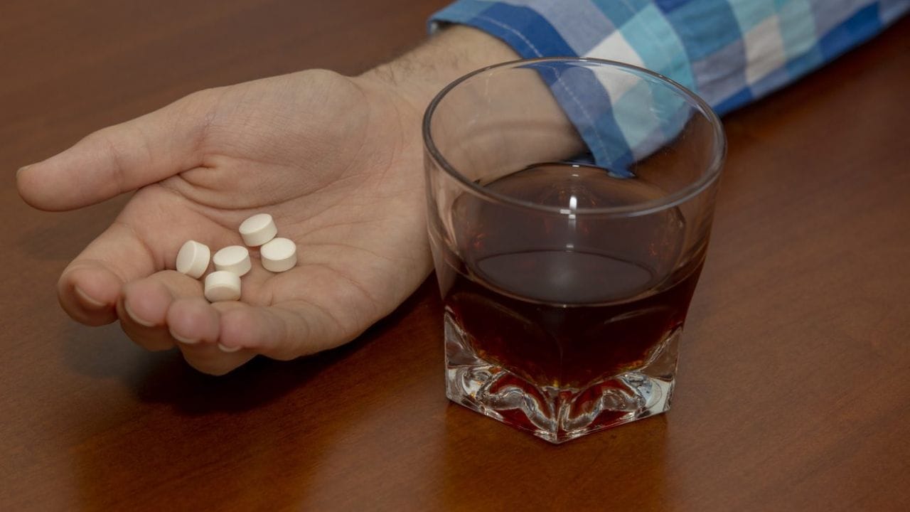 સૌથી પહેલા હિંમતથી “ના” કહો: નશો કરવો કે નહિ એ સંપૂર્ણપણે તમારી વ્યક્તિગત પસંદ છે. કોઈ પણ વ્યક્તિ – ભલે તે મિત્રો હોય, મોટા હોય કે ઓળખીતો – તમને મજબૂર કરી શકતો નથી. “મારે નથી કરવું” એવું સ્પષ્ટ અને આત્મવિશ્વાસથી કહો. ઘણાં કેસમાં ફક્ત તમારા આત્મવિશ્વાસના લીધે લોકો પાછા હટી જાય છે.
